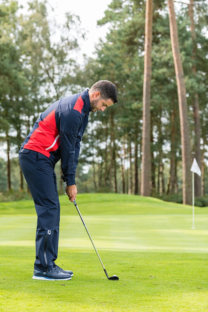 Protégez-vous de la pluie sur le green : Les indispensables vêtements de pluie pour le golf